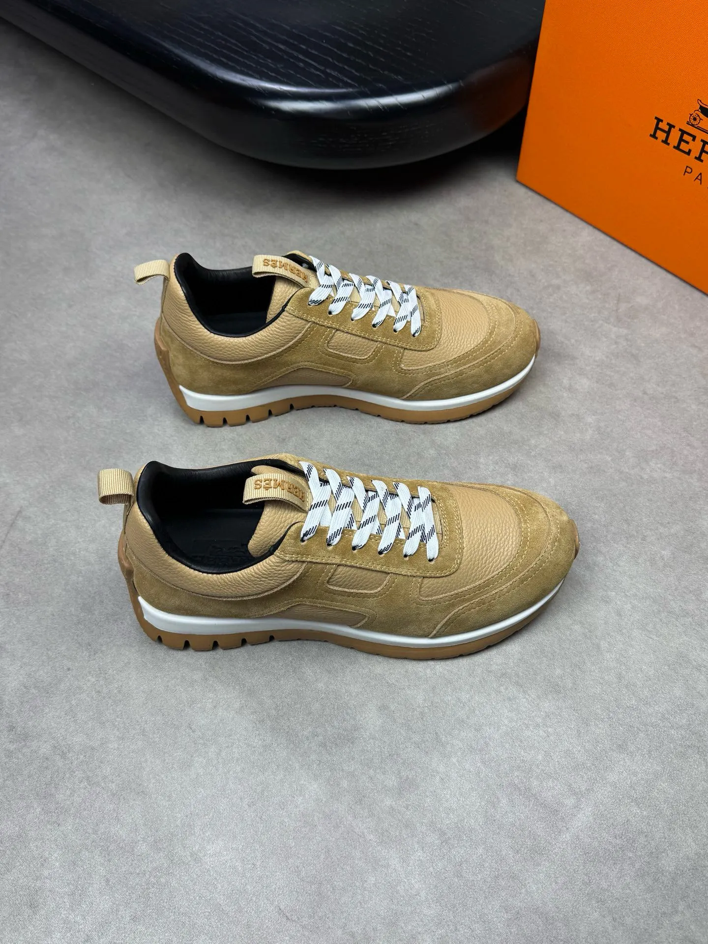 [HERMES] Hermes men's shoes 💰: 800💰 - High-end quality original items 🔍🔍🔍 casual sports shoes - Upper: 🔝 pebbled calfskin, suede calfskin, shoe body forged ´H´ totem, tongue webbing injection molded brand logo - Lining: brand canvas, foot pads; water-dyed cowhide -Outsole: Ultra-light T men's shoes 💰U foam; two-color molded outsole -Ultra-high quality control and fine workmanship: highlighted (high-end, extravagance, grade) -Size: 38-44 (45, can be customized)